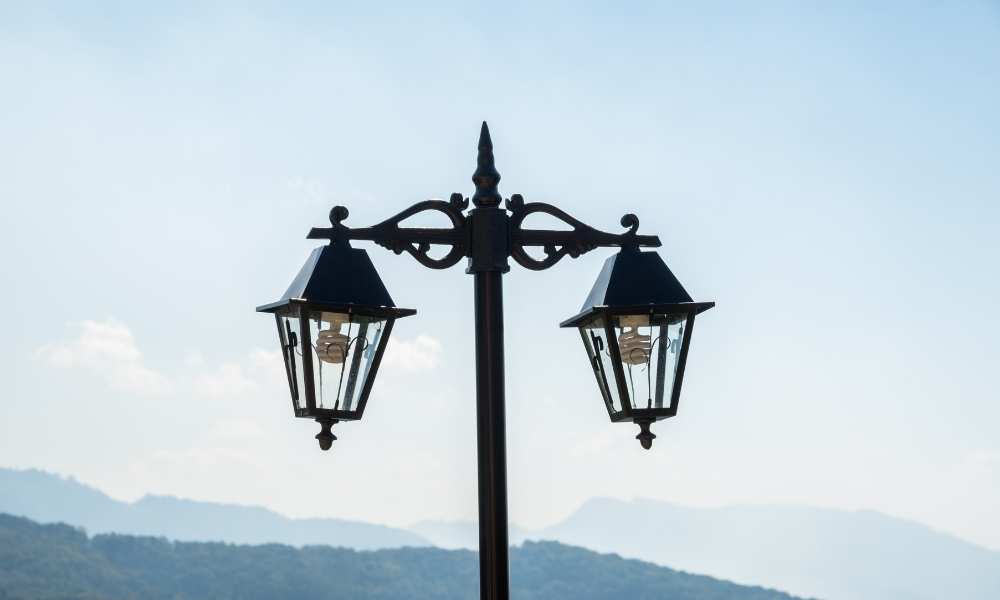Light Bulb In An Outdoor Lamp Post, Change Light Bulb Fixture